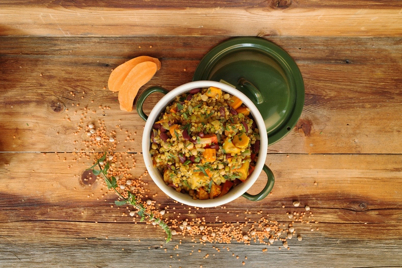 In einem Emaillegeschirr ist ein "Linseneintopf" schön serviert. In einem Emaillegeschirr ist ein "Linseneintopf" schön serviert.