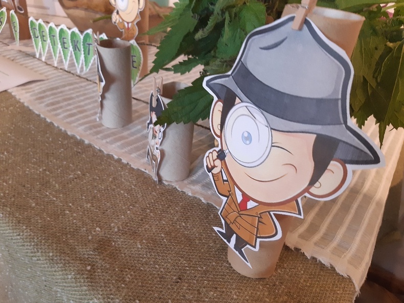 Ein selbst gebastelter Kräuterdetektiv mit Lupe vor dem Auge. Im Hintergrund Brennnessel. Ein selbst gebastelter Kräuterdetektiv mit Lupe vor dem Auge. Im Hintergrund Brennnessel.