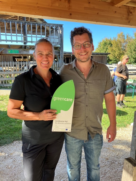 Frau und Mann halten eine Hoftafel in ihren Händen. Frau und Mann halten eine Hoftafel in ihren Händen.