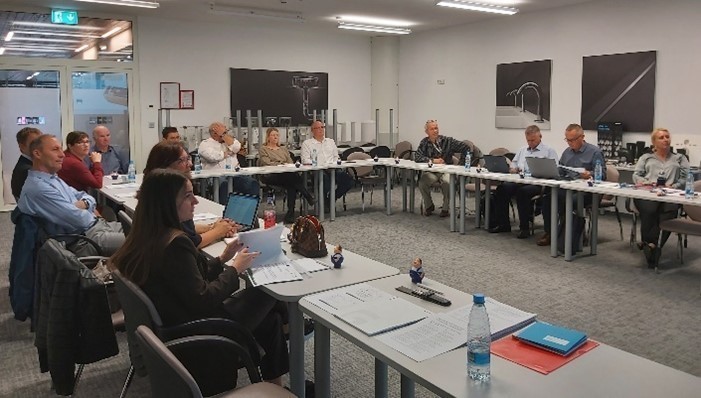 4. Fokusgruppe: Vertreter:innen aus Berufsschulen, Wirtschaftskammern, CPI und Technologiebetrieben entwickeln in konstruktiven Diskussionen ein slowenischen Verbundmodell .jpg 4. Fokusgruppe: Vertreter:innen aus Berufsschulen, Wirtschaftskammern, CPI und Technologiebetrieben entwickeln in konstruktiven Diskussionen ein slowenischen Verbundmodell .jpg