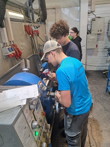 Lehrlinge arbeiten in der Pilotimplementierung des Skills+ Katalogs an ihren creative projects .jpg Lehrlinge arbeiten in der Pilotimplementierung des Skills+ Katalogs an ihren creative projects .jpg