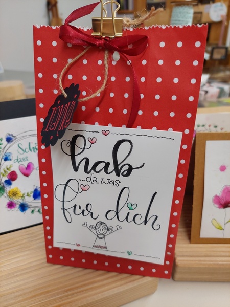 Geschenktüte mit schön handgeschriebenen Text "hab da was für dich"
