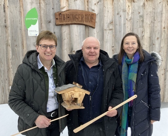 Vizepräsidentin Rosemarie Ferstl, Bgm Heinrich Haider und Gründungsmitglied Martha Haidinger vor der Hoftafel mit Vogelhäuschen aus eigener Produktion