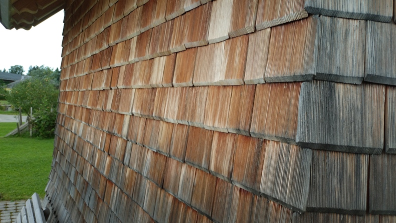 Lärchenschindeln an einer Hauswand