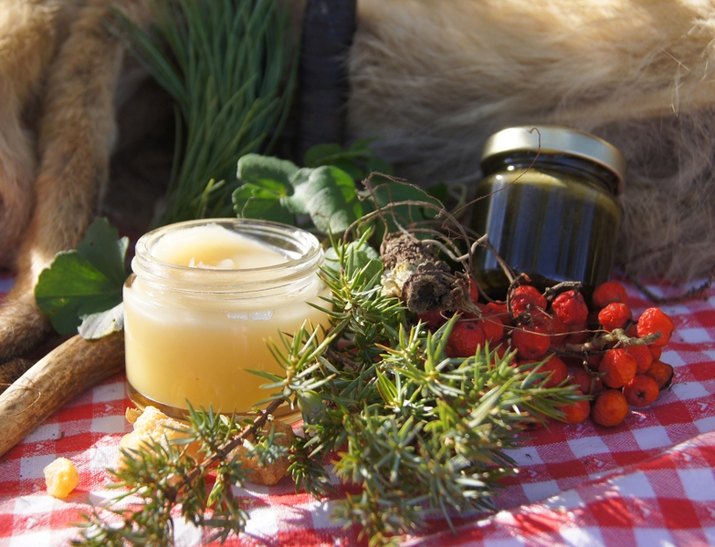 auf einem Tisch mit Tischtuch Wildtierfette im Glas, geschmückt mit Naturmaterialien auf einem Tisch mit Tischtuch Wildtierfette im Glas, geschmückt mit Naturmaterialien