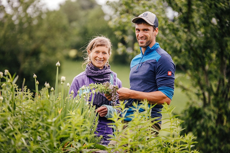 Magdalena und Thomas Steinbauer stehen auf einer Wiese.
