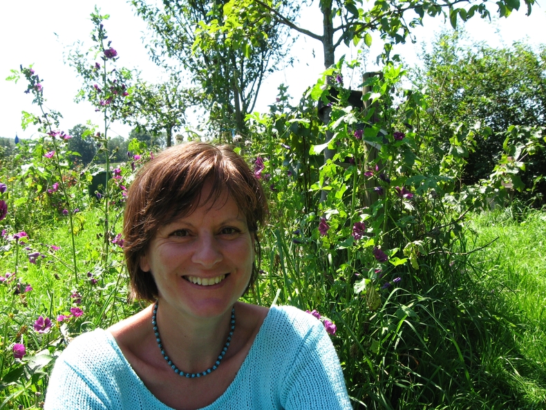 Martina Nimmervoll im Hintergrund Pflanzen