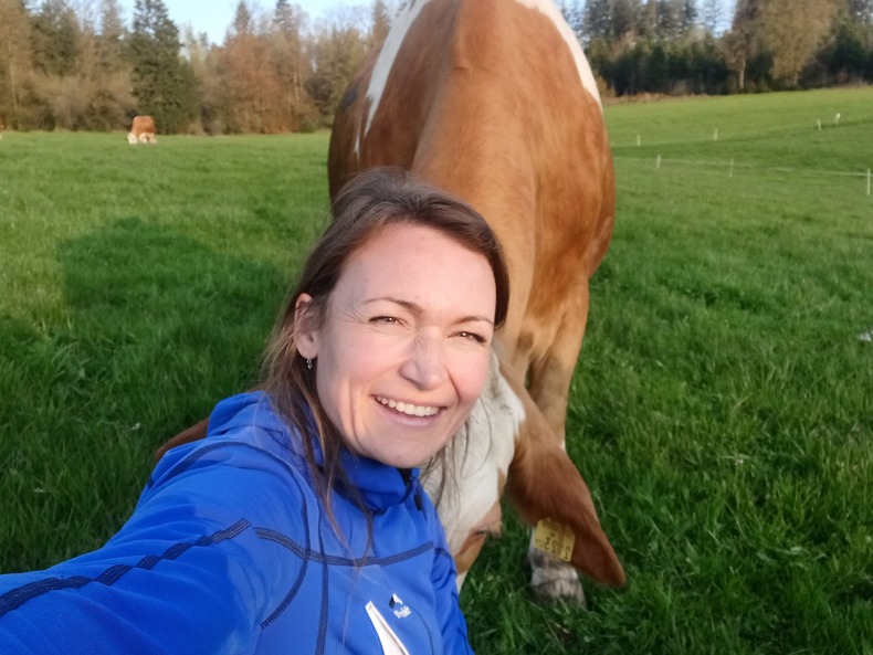 Hanneke Feichtenschlager vor einer Kuh. Hanneke Feichtenschlager vor einer Kuh.