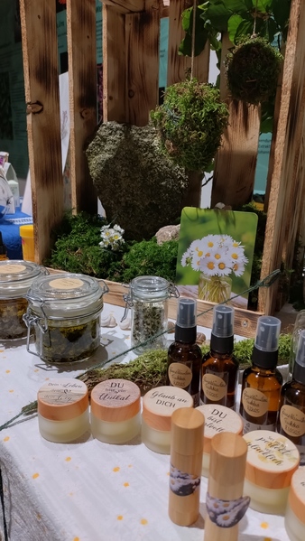 Selbstgemachte Cremen, Sprays, Tinkturen auf einem Tisch schön dekoriert. Selbstgemachte Cremen, Sprays, Tinkturen auf einem Tisch schön dekoriert.