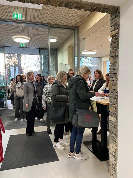 Praktikerinnen Treffen.jpg Praktikerinnen Treffen.jpg