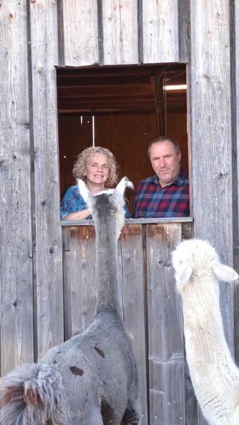 Christa und Peter Breuer mit Alpakas Christa und Peter Breuer mit Alpakas