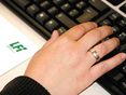 Hand auf PC-Tastatur.jpg © LFI Österreich
