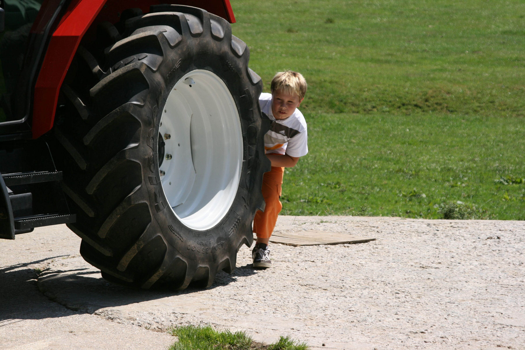 Kind beim Traktor.jpg © SVB