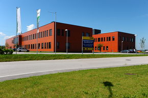 Ansicht von der Bundesstraße (empfohlen) Ansicht von der Bundesstraße (empfohlen)