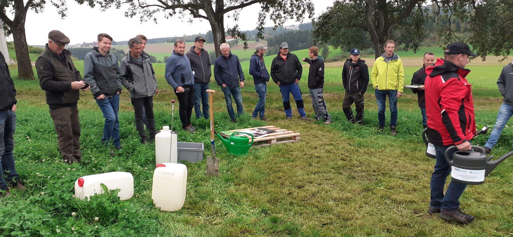 Interessierte LandwirtInnen bei der Regenwurmaustreibung und Infos zur Lupine © BWSB/Gerstl