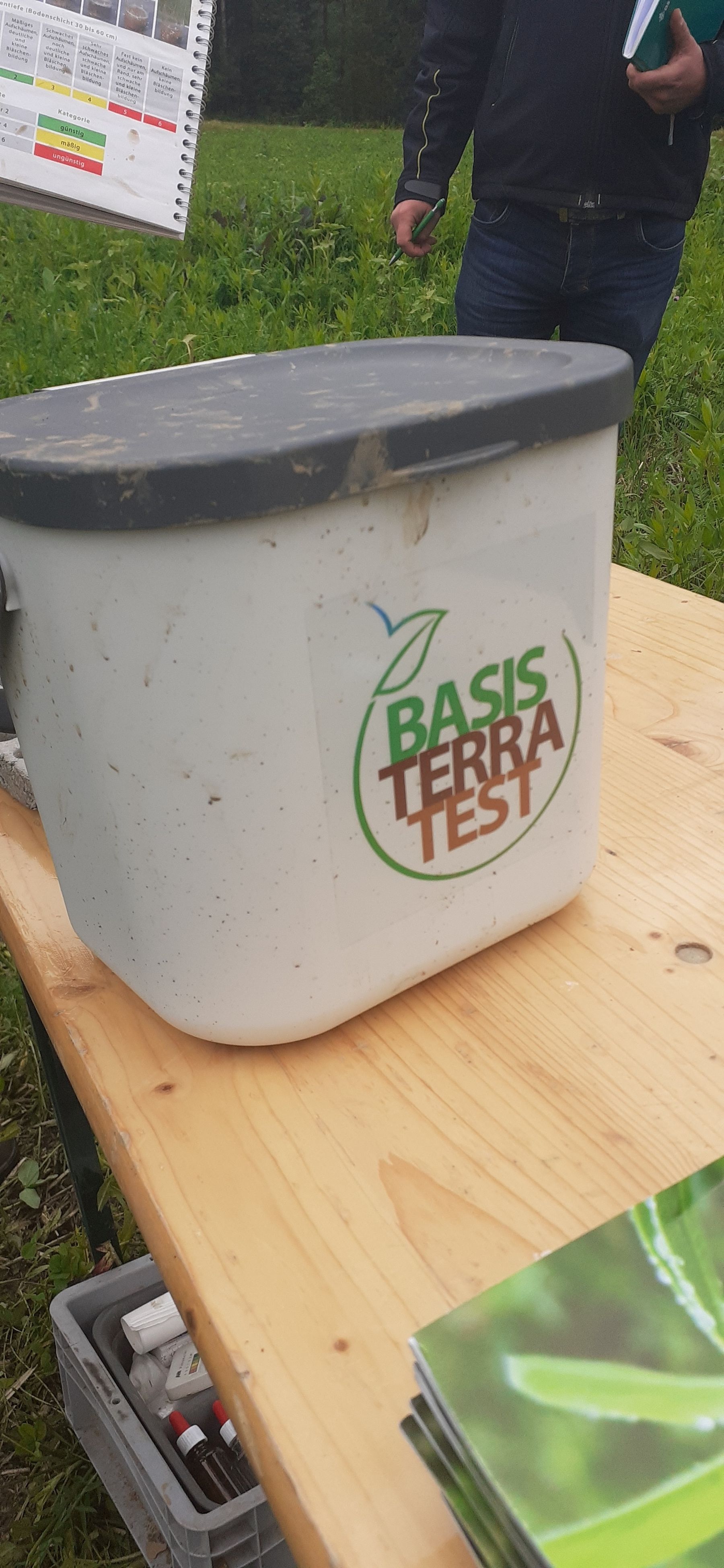 Schnelltest zur Feststellung des Humusgehaltes © BWSB/Gerstl