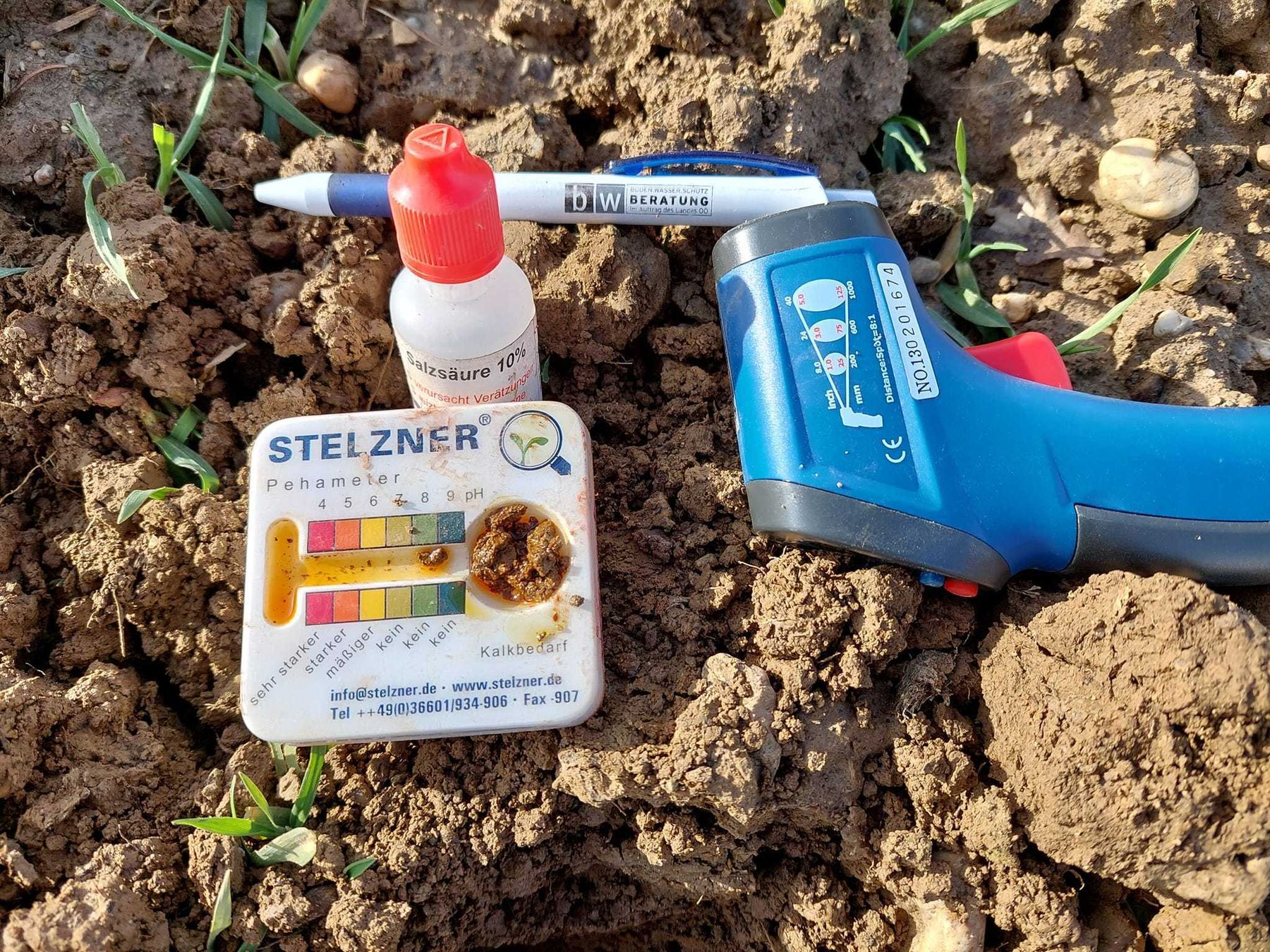 pH-Wert Schnellbestimmung - Kalkung ist notwendig, auch beim Salzsäuretest braust es nicht auf. https://ooe.lko.at/kalk-ist-nicht-alles-aber-ohne-kalk... © BWSB/Wallner
