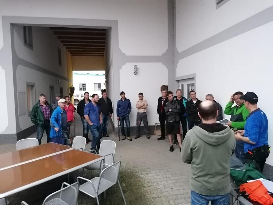 Trotz des Regens wurden bei der gestrigen Feldbegehung des AK Vorchdorf die aktuellen Themen des Ackerbaues diskutiert. Vielen Dank an Gerhard Gebeshuber für die praxisnahen Informationen. © BWSB