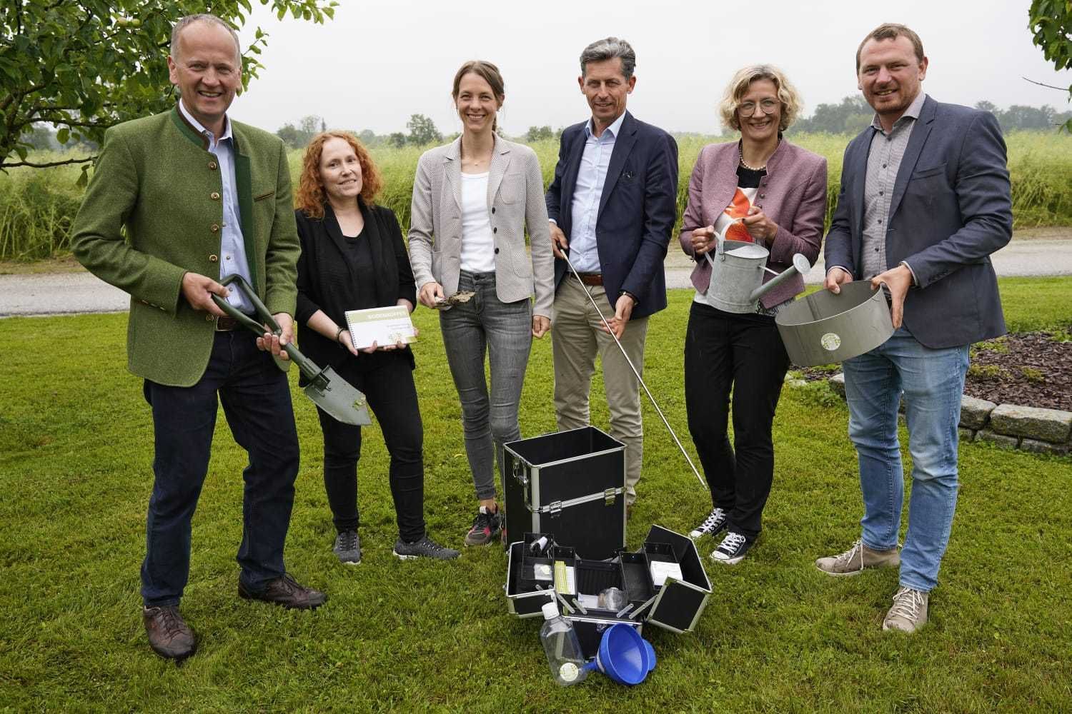 LEADER-Projekt "Dorfgespräch: Boden" Einschulung der Bodenkoffermultiplikatoren am Betrieb Franz Schmidhuber, Thalheim bei Wels am 21. Juni 2022.
28 bodeninteressierte Personen aus verschiedenen Gemeinden der LEADER-Region beteiligten sich intensiv und mit allen Sinnen an der Bodenbeurteilung mit dem Bodenkoffer.  © LEWEL
