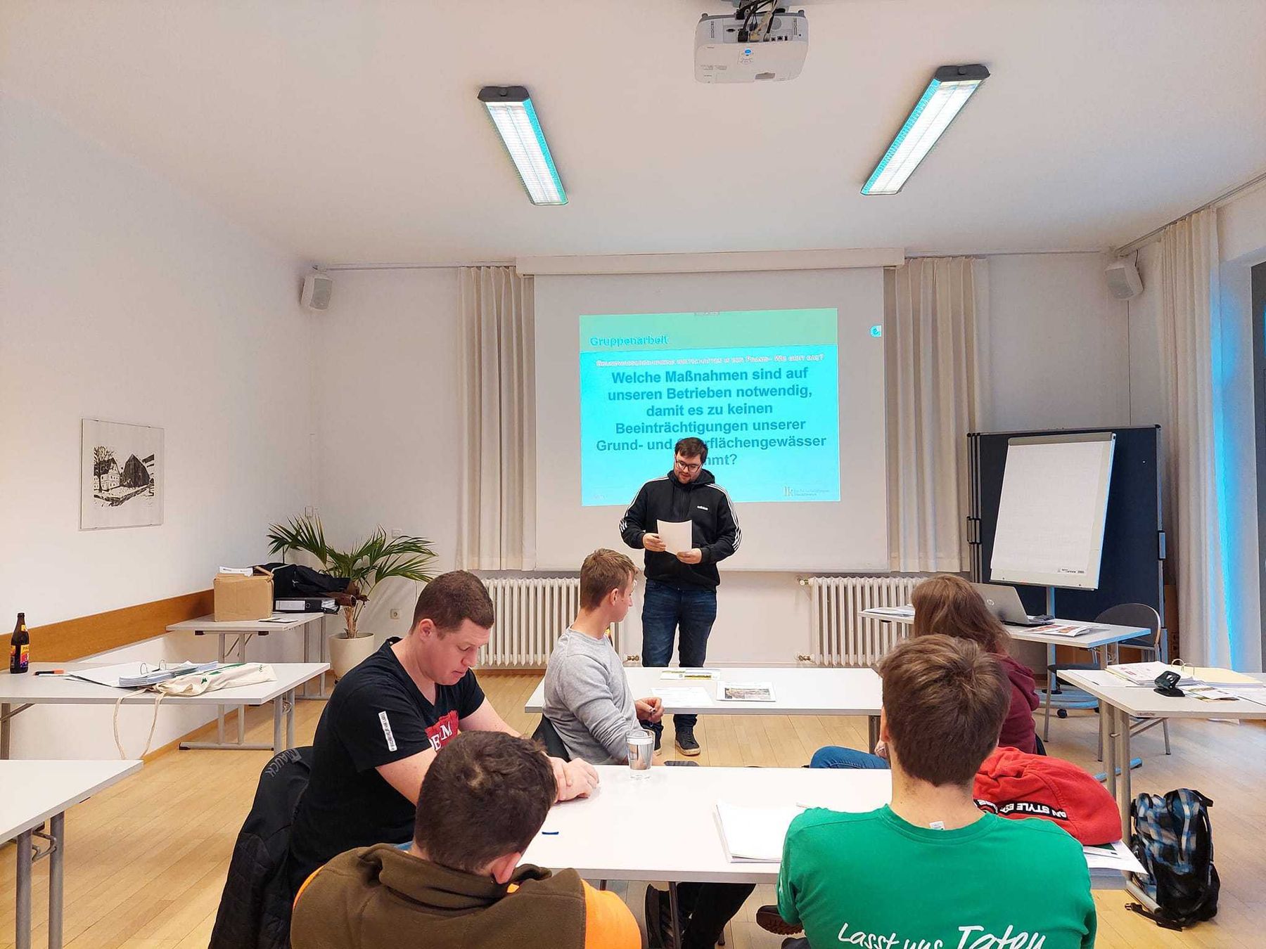 Heute voller Einsatz der "Meisterkursler" in der BBK Braunau beim Vorstellen der Gruppenarbeit zum Thema "Welche Maßnahmen sind auf unsere Betrieben notwendig, damit es zu keinen Beeinträchtigungen unsere Grund - und Oberflächenwässer kommt?" © BWSB/Wallner