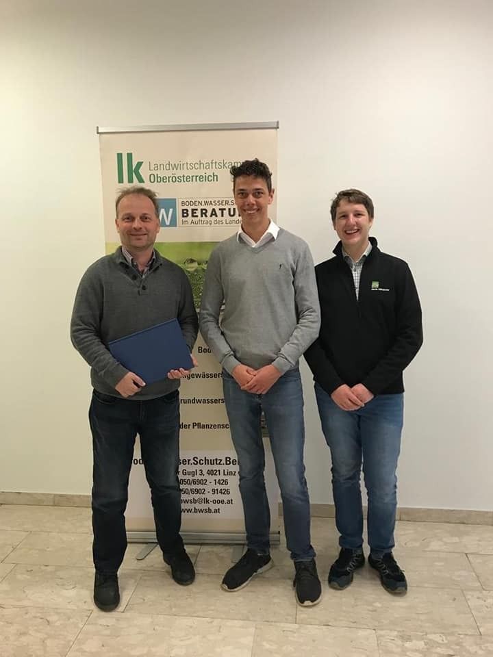 Geschafft! 🥳 👍🤗 Heute übergaben uns die Diplomanden 👨‍🎓👨‍🎓 Bernhard Hofbauer & Martin Killingseder von der HLBLA Sankt Florian ihre Diplomarbeit. Verglichen wurden drei Lupinesorten 🌱🍃auf Ertrag, Anthraknosetoleranz & Eignung als Futtermittel in der 🐖emast. Eine Zusammenfassung wird es demnächst auf lk-online geben. Danke 👍für die tolle Arbeit & alles Gute für die Zukunft!☀️🐞🍀 © BWSB