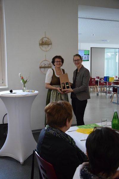 02 Gebietsbäuerin Brigitte Neustifter bedankt sich bei der neuen Geschäftsführerin Roswitha Zach.jpg 02 Gebietsbäuerin Brigitte Neustifter bedankt sich bei der neuen Geschäftsführerin Roswitha Zach.jpg