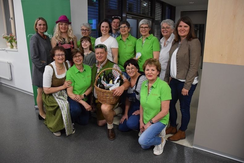 04 Die Poysdorfer Gebietsbäuerin und ihre Stv. mit den Tullnerfelder Bäuerinnen.jpg