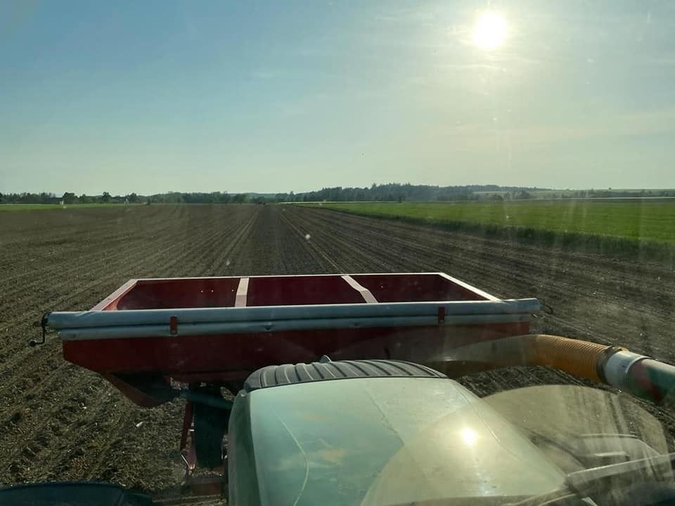 ✔️ erledigt🥳 auch der Landessortenversuch mit BIO Soja wurde unter optimalen 👌🤩 Saatbedingungen von unserem BIO Versuchslandwirt 👨‍🌾 Benedikt B. in Eberstalzell angelegt! 😊 10 Varianten mit 8 Sorten, weiters wird ein Versuch mit Patentkali dazugelegt. Wir halten euch am Laufenden! © BWSB