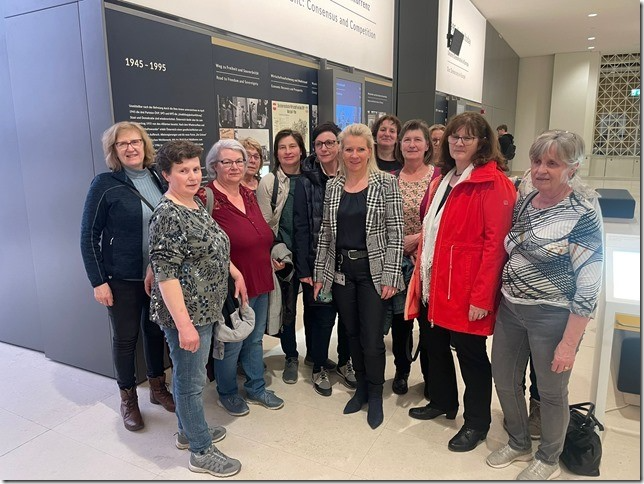 Download (4).png Download (4).png