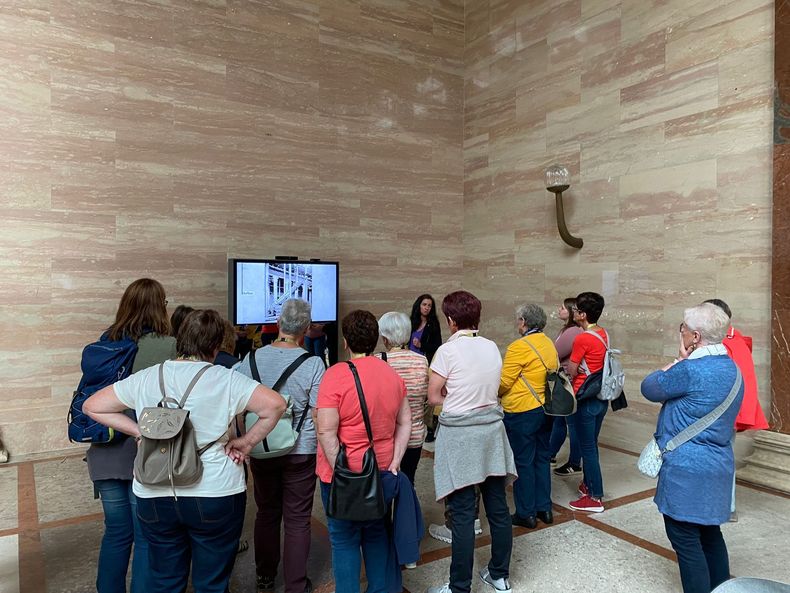 Führung Parlament.jpg Führung Parlament.jpg