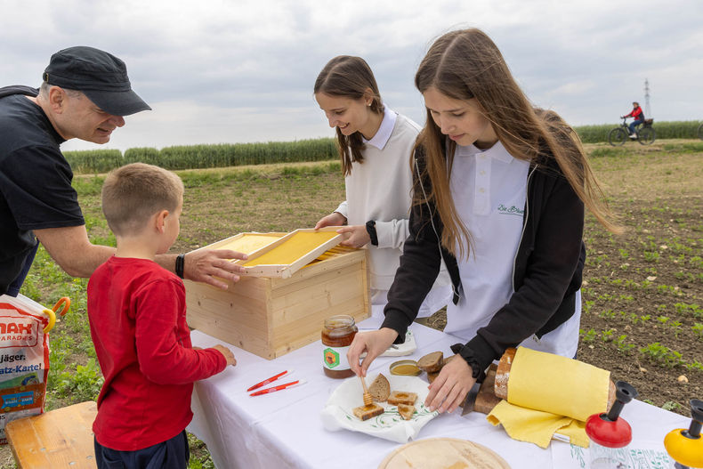 Eröffnung der AckerkulTOUR 2023 © Die Bäuerinnen im Gebiet Schwechat Eröffnung der AckerkulTOUR 2023 © Die Bäuerinnen im Gebiet Schwechat