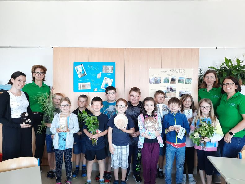 Schulaktionstag VS Dietmanns: Die Schülerinnen und Schüler der 1. und 2. Schulstufe mit Klassenlehrerin Katharina Maurer sowie den Bäuerinnen Doris Gutkas, Michaela Praschinger-Reischl und Andrea Waitz