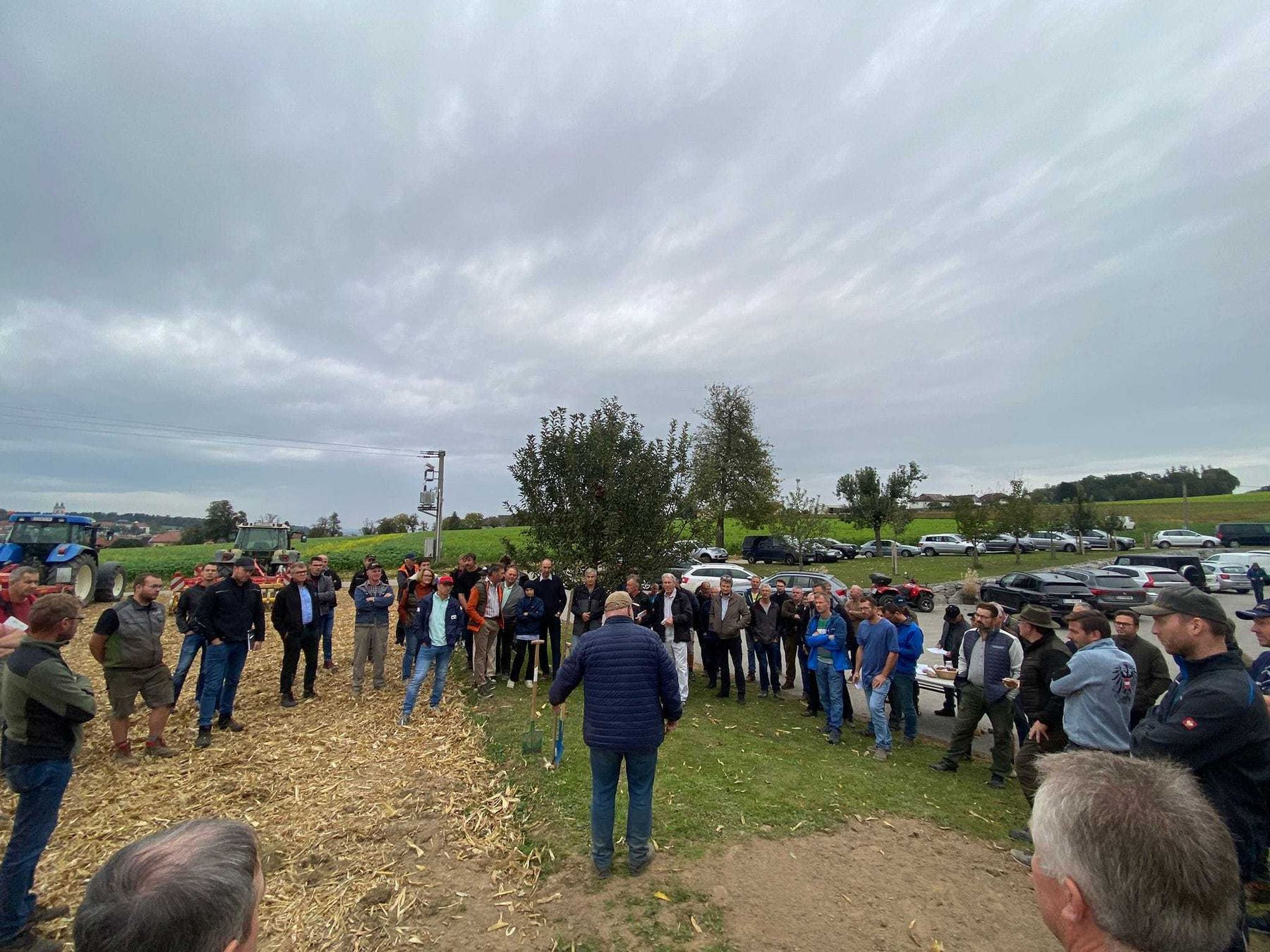 Der heutige Feldtag in St. Florian zum Thema Maisstroheinarbeitung im Rahmen von GLÖZ 6 war gut besucht! Knapp 100 Teilnehmer hörten den Ausführungen zum Thema Bodenbearbeitung von Gottfried Schreiberhuber gespannt zu! Danke für das große Interesse! © BWSB
