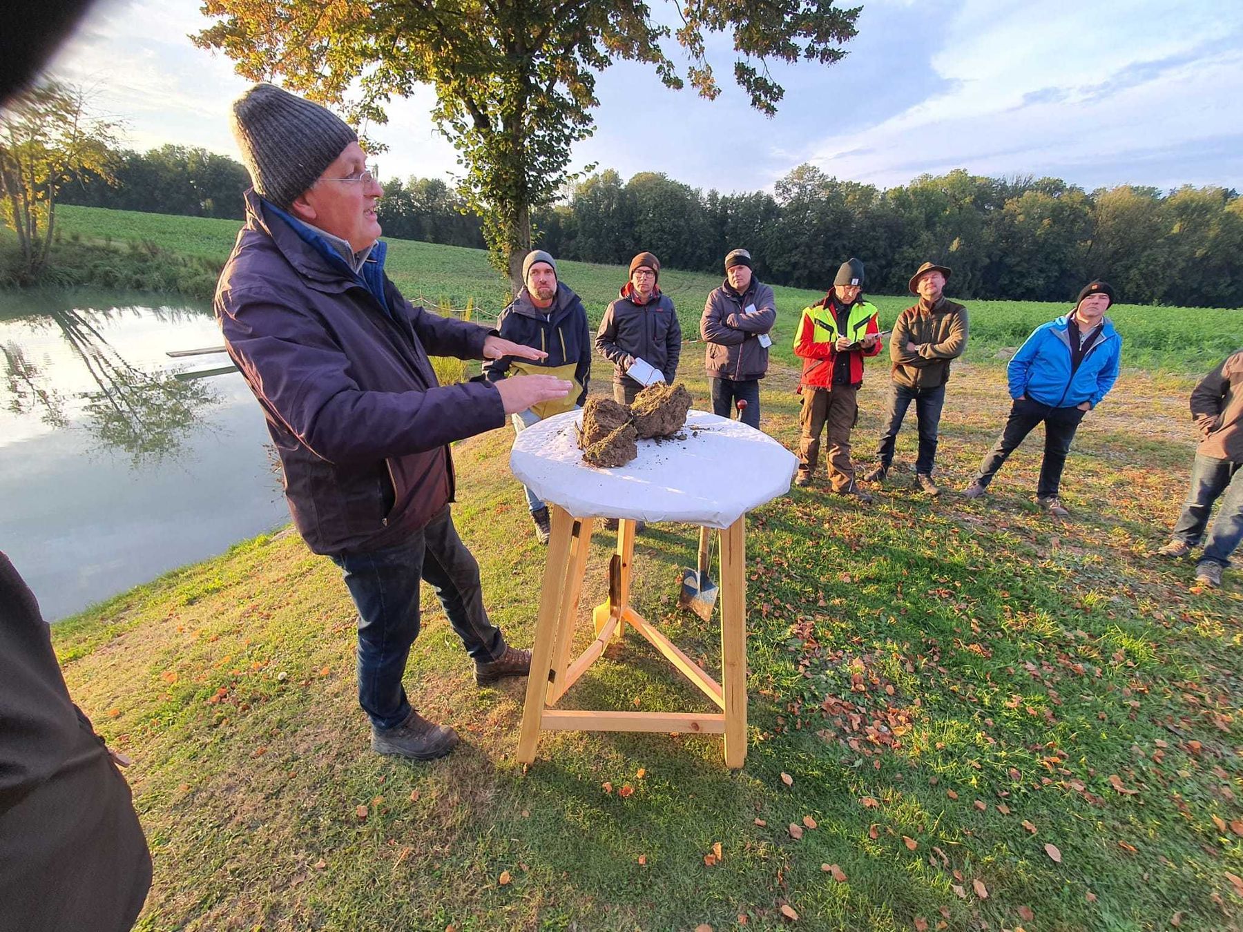 Eindrücke von der traditionellen Herbstfeldbegehung der Wasserbauern mit Norbert Ecker in Ansfelden. Viel wurde diskutiert, viele Meinungen und Erfahrungen zu boden- und gewässerschonenden Herbstmaßnahmen wurden ausgetauscht. © BWSB