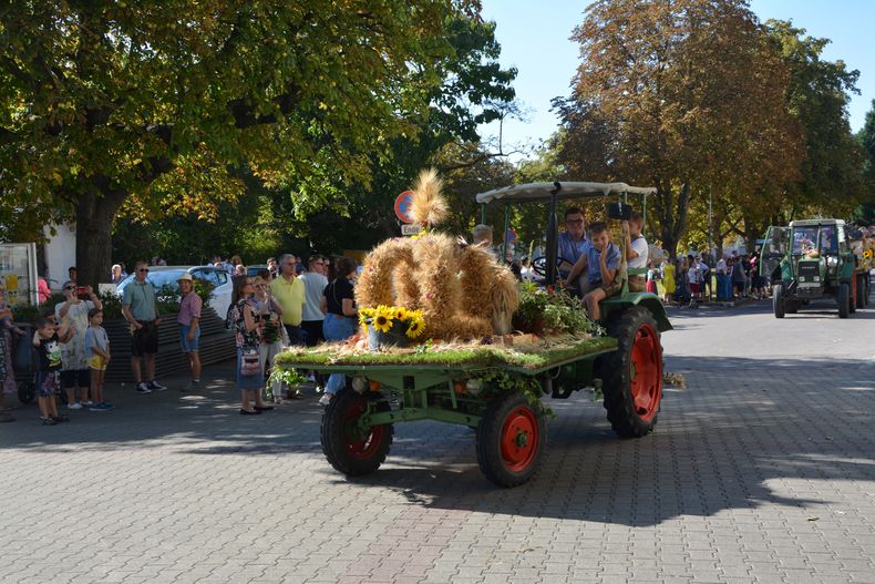 Bild 1 Erntdankkrone Michi Riedmüller.jpg Bild 1 Erntdankkrone Michi Riedmüller.jpg