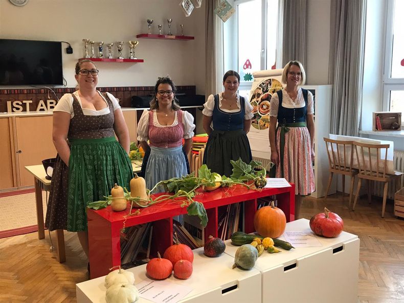 Schulaktion der Lunzer Bäuerinnen. Angelika Grasberger, Martina Leichtfried, Marianne Aigner und Rosmarie Leichtfried.jpg