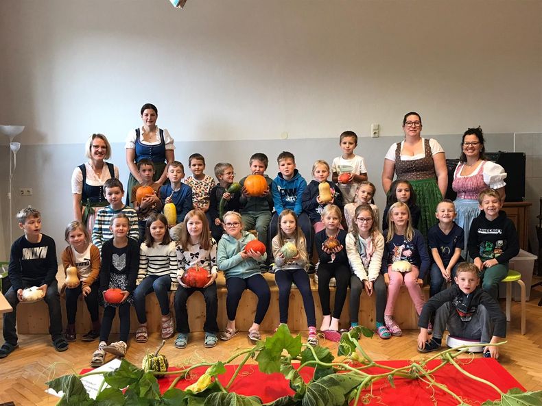 Schulaktion der Lunzer Bäuerinnen.jpg Schulaktion der Lunzer Bäuerinnen.jpg