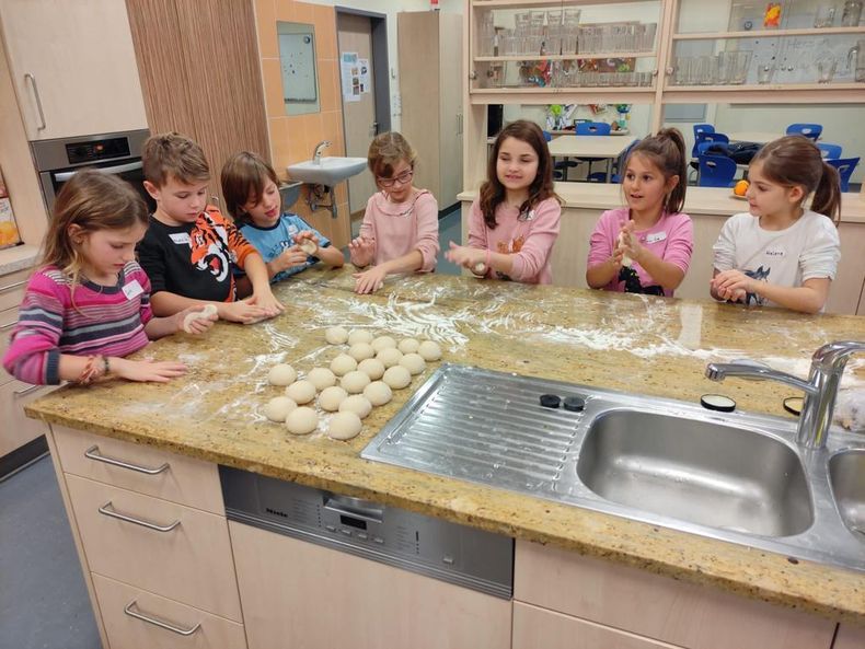 Weckerl Backen.jpg Weckerl Backen.jpg