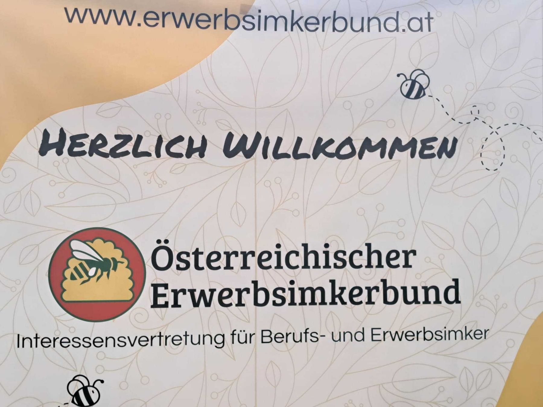 Patrick Falkensteiner und Petra Haslgrübler stellten gemeinsam die Erkenntnisse vom 2023 durchgeführten "bienenfreundlichen Zwischenfruchtversuch" vor. Danke für die Einladung 🐝🌱 © BWSB