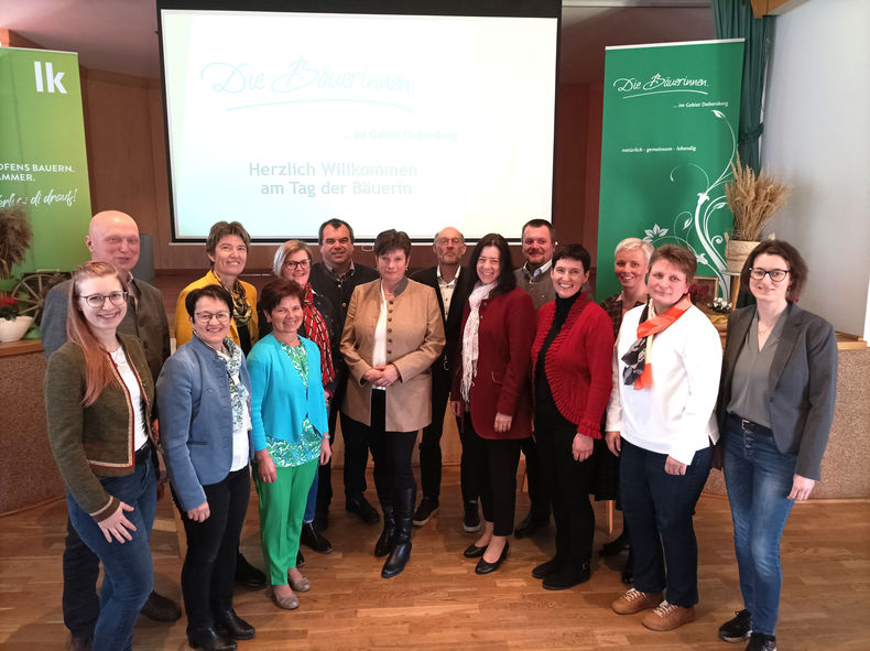 Vorstand, Vortragend und Ehrengäste.jpg