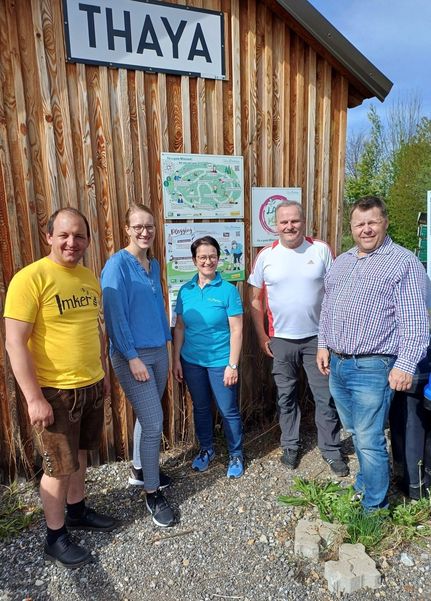 Imkerverbands-Obmann Markus Winter, Bäuerinnen-Landesgeschäftsführerin Roswitha Zach, Bezirksbäuerin Renate Kainz, Bürgermeister Eduard Köck und BBK-Obmann Christoph Kadrnoschka freuten sich über den gelungen Aktivtag im Bezirk. © Die Bäuerinnen im Bezirk Waidhofen/Thaya Imkerverbands-Obmann Markus Winter, Bäuerinnen-Landesgeschäftsführerin Roswitha Zach, Bezirksbäuerin Renate Kainz, Bürgermeister Eduard Köck und BBK-Obmann Christoph Kadrnoschka freuten sich über den gelungen Aktivtag im Bezirk. © Die Bäuerinnen im Bezirk Waidhofen/Thaya
