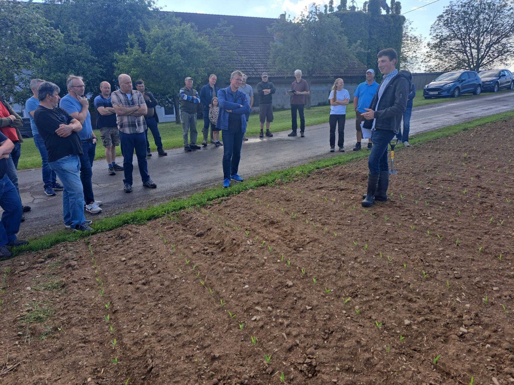 Interessante Feldbegehung des Arbeitskreises Boden.Wasser.Schutz in Kremsmünster. Diskutiert wurde über Krankheiten in Getreide, gewässerschonende Unkrautregulierung in Mais und Soja inkl. mechanische Unkrautbekämpfungsstrategien. Bio- Ackerbohne und Gerste. Vielen Dank für die vielen Diskussionen! © BWSB