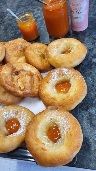 Die selbst gemachten Krapfen schmecken besonders gut .jpg