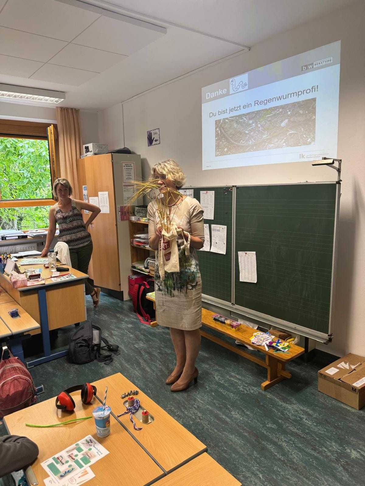 WURMSEMINAR mit den BODEN.WASSER.SCHUTZ.Beraterinnen Elisabeth Murauer & Marion Gerstl in der Volksschule Steinhaus bei Wels. Mehr als 100 Kinder wurden zu REGENWURMPROFIS 🥳🤩ausgebildet ☺️. Danke 😄🙏an Margit Ziegelböck, Bezirksbäuerin von Wels und  Karin Breitwieser Ortsbäurin aus Steinhaus bei Wels, für die Organisation. Super war’s! Jetzt wissen alle warum der REGENWURM - Regenwurm heißt … es hat nichts mit dem 🌧️ zu tun. 😉#regenwurm #gesunderboden #gesundesessen © BWSB