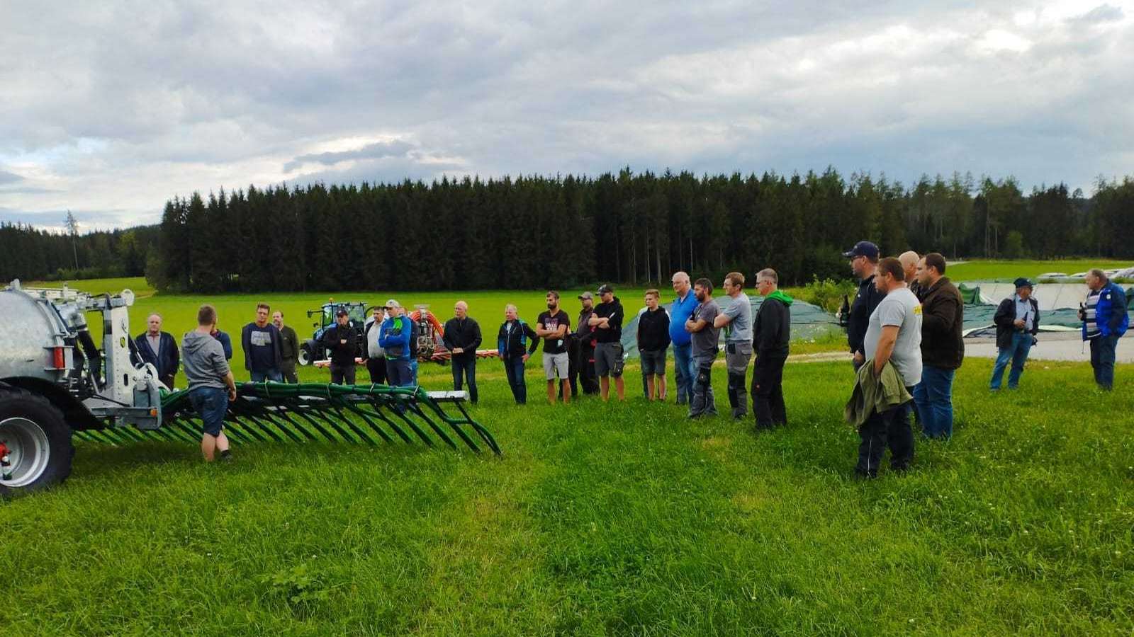 Stammtisch zum Thema "bodennahe streifenförmige Ausbringung und Separierung" in St. Oswald bei Freistadt, 4. Juli 2024