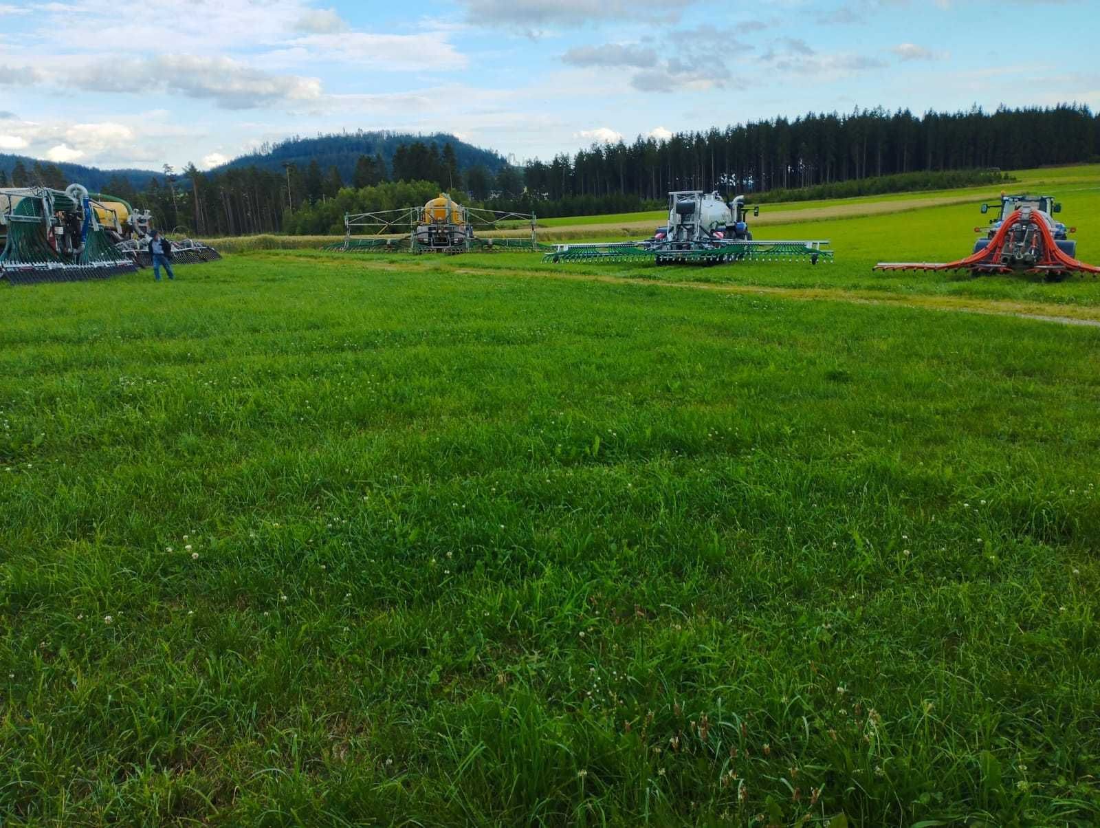 "Bauern informieren Bauern!" Nächster Stammtisch zum Thema "bodennahe streifenförmige Ausbringung und Separierung" - diesmal in St. Oswald bei Freistadt. Bauern zeigen Bauern die vor Ort vorhandene Technik. Fazit: Bodennahe Ausbringung bringt's! Großes Danke allen für die Unterstützung! © BWSB