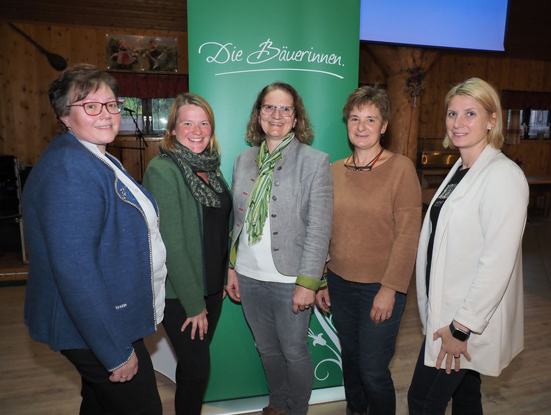 24-09-19-baeuerinnen-im-gebiet-spitz (2).jpg 24-09-19-baeuerinnen-im-gebiet-spitz (2).jpg