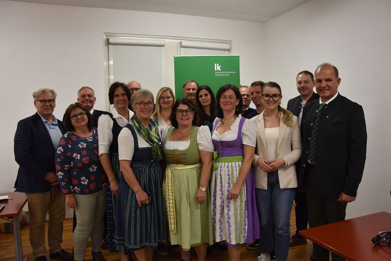 Bezirksvorstand + Ehrengäste NÖN Susi Müller.jpg Bezirksvorstand + Ehrengäste NÖN Susi Müller.jpg