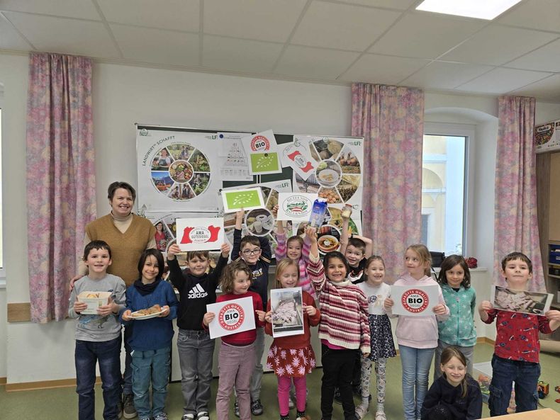 Schulaktion der Bäuerinnen im Gebiet Eggenburg.jpg Schulaktion der Bäuerinnen im Gebiet Eggenburg.jpg