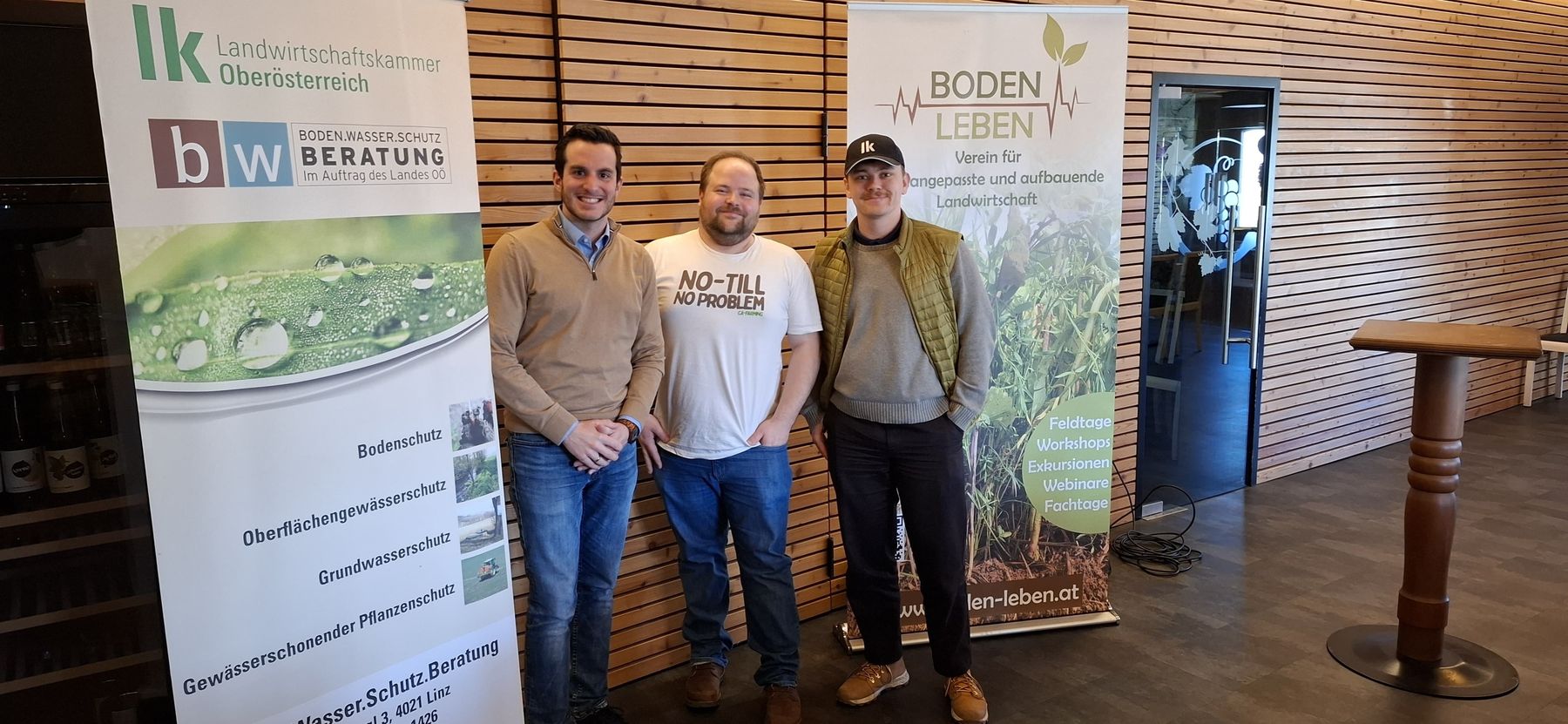 Eindrücke vom bundesländerübergreifenen Erfahrungsaustausch beim Workshop Zwischenfrüchte. Josch Zauner (LK NÖ, Boden.Leben ), Fabian Poinstingl (LK OÖ) und Patrick Falkensteiner von der BWSB teilten die jeweiligen Erfahrungen beim Zwischenfruchtanbau der kleinen aber feinen Runde.💪🏼 Nach praxisnahen Inputs im Seminarraum, wurde am Nachmittag noch der angelegte Begrünungsversuch der BWSB in St. Florian besichtigt. Dabei durfte der Spaten natürlich nicht fehlen!
Eine Kooperation die (Zwischen-) Früchte trägt🌱 © BWSB